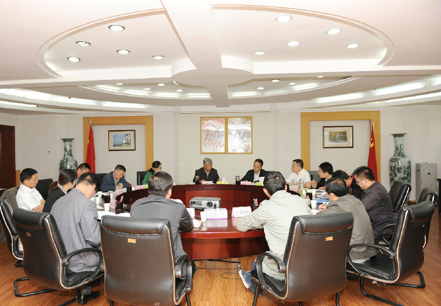 人民日报社联合采访组全体成员,区党委宣传部副部长王能生,市委常委