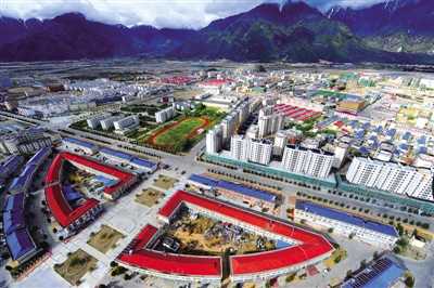 上图为2015年,林芝市新区全景;下图为1975年,林芝地区"八一"新村一角