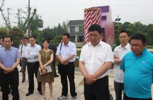 针对这些问题,记者专访了贡嘎县委副书记,县长次仁.