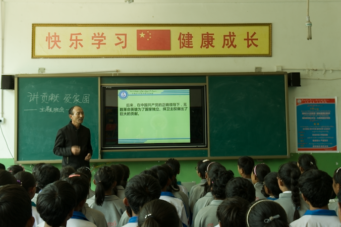 贡嘎县中学"小小宣讲员"带动大家庭