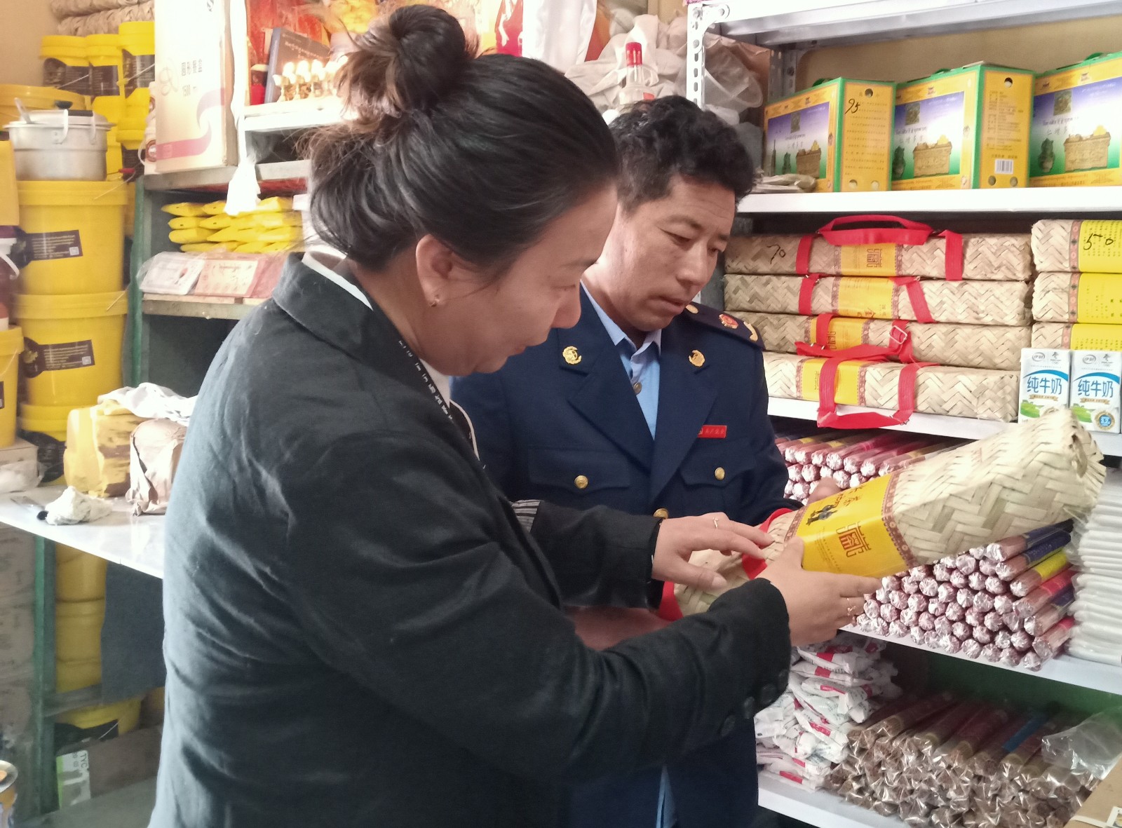 拉萨市市场监管局工作人员检查饮用茶.jpg