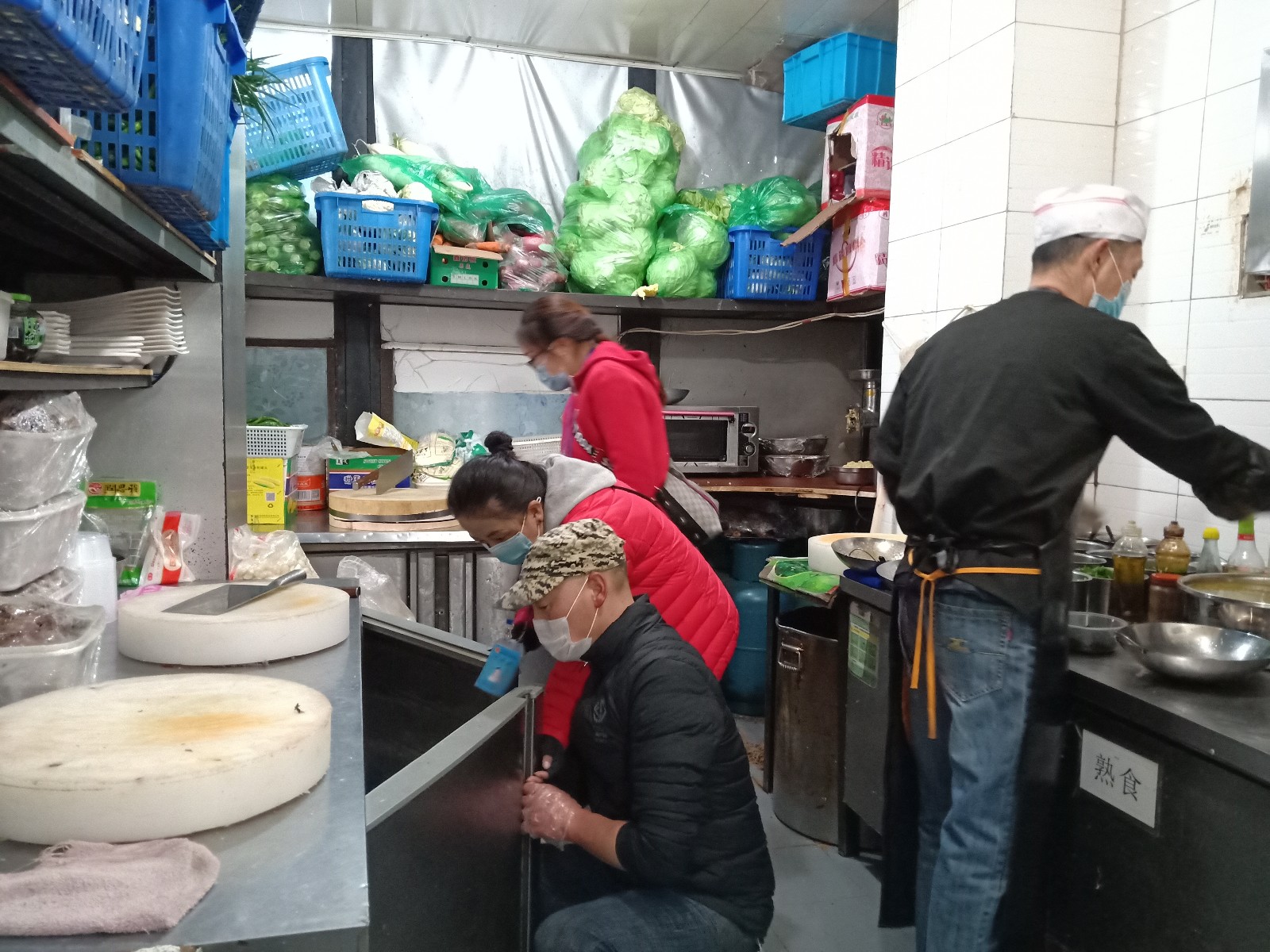 拉萨市市场监管局工作人员检查餐饮单位后厨卫生情况.jpg