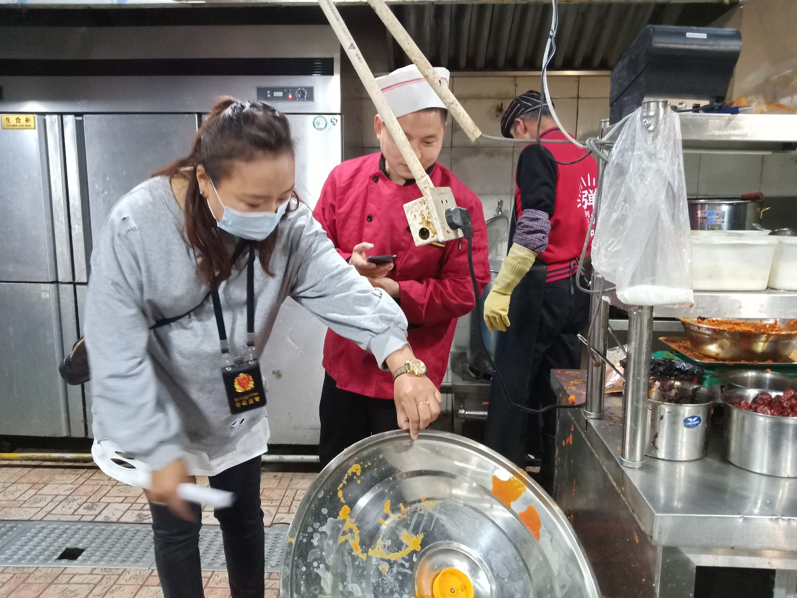 拉萨市市场监管局检查餐饮单位后厨卫生状况.jpg