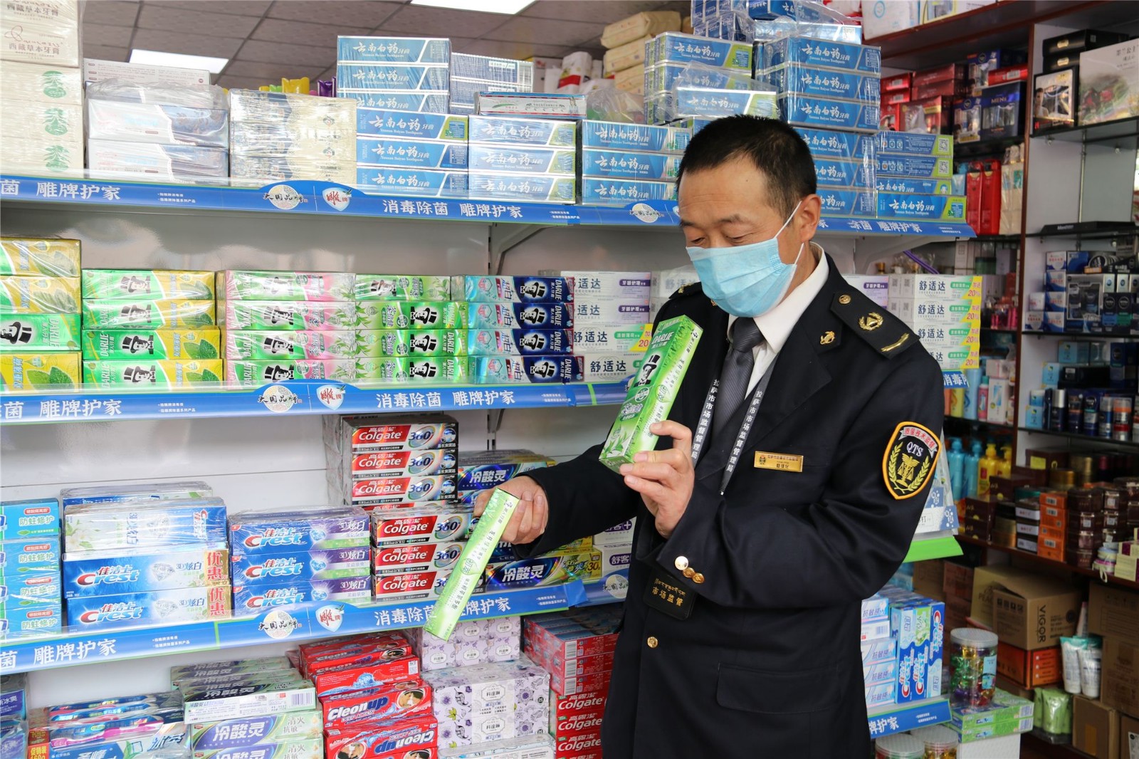 拉萨市市场监管局工作人员检查商品_副本.jpg