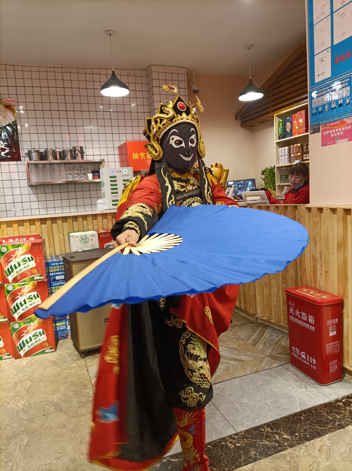 店内的川剧变脸。.jpg