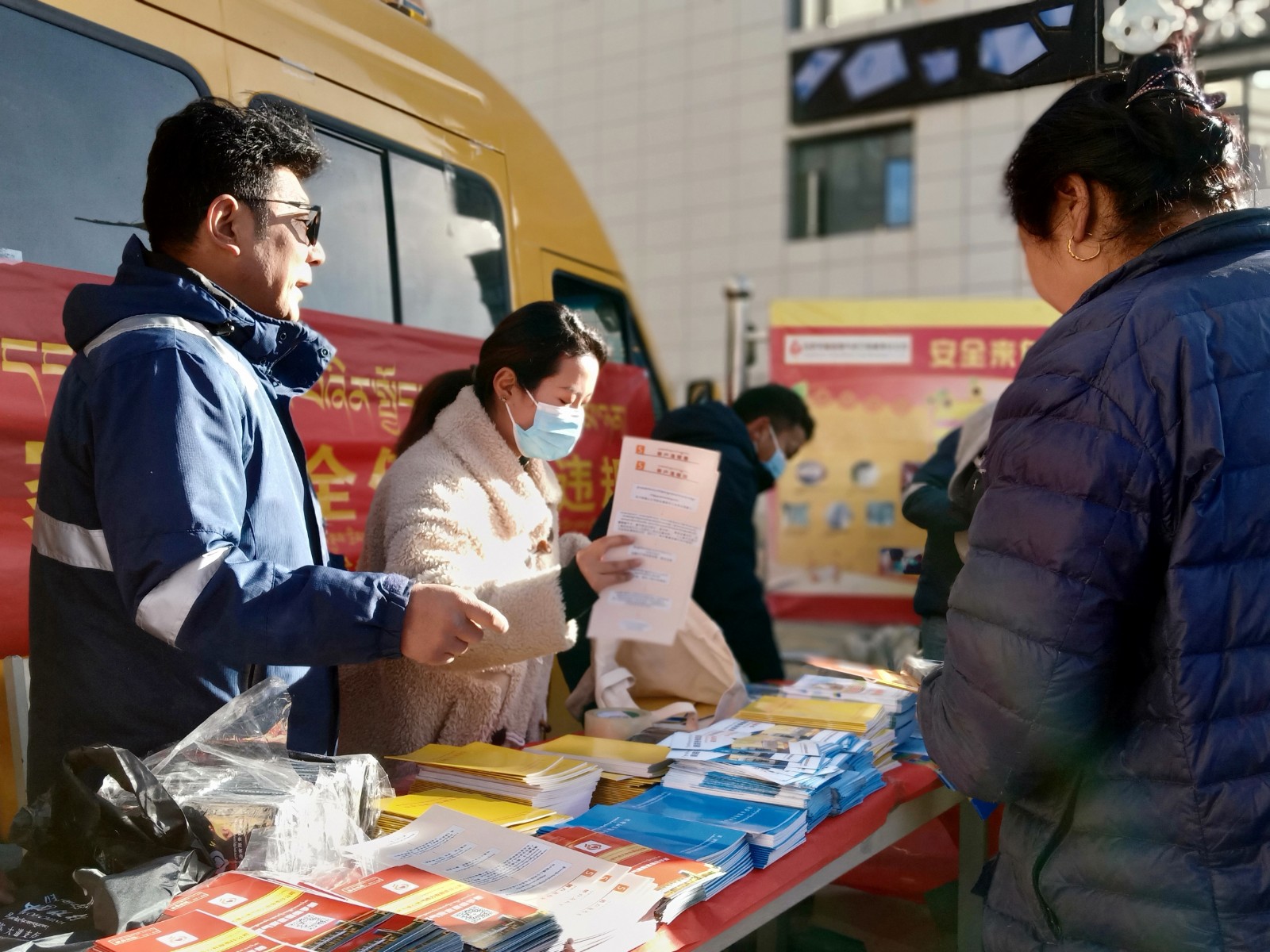 工作人员向市民发放燃气安全宣传材料2.jpg
