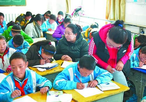 图为拉萨市城关区二小老师在当雄县乌玛乡第二小学讲示范课.