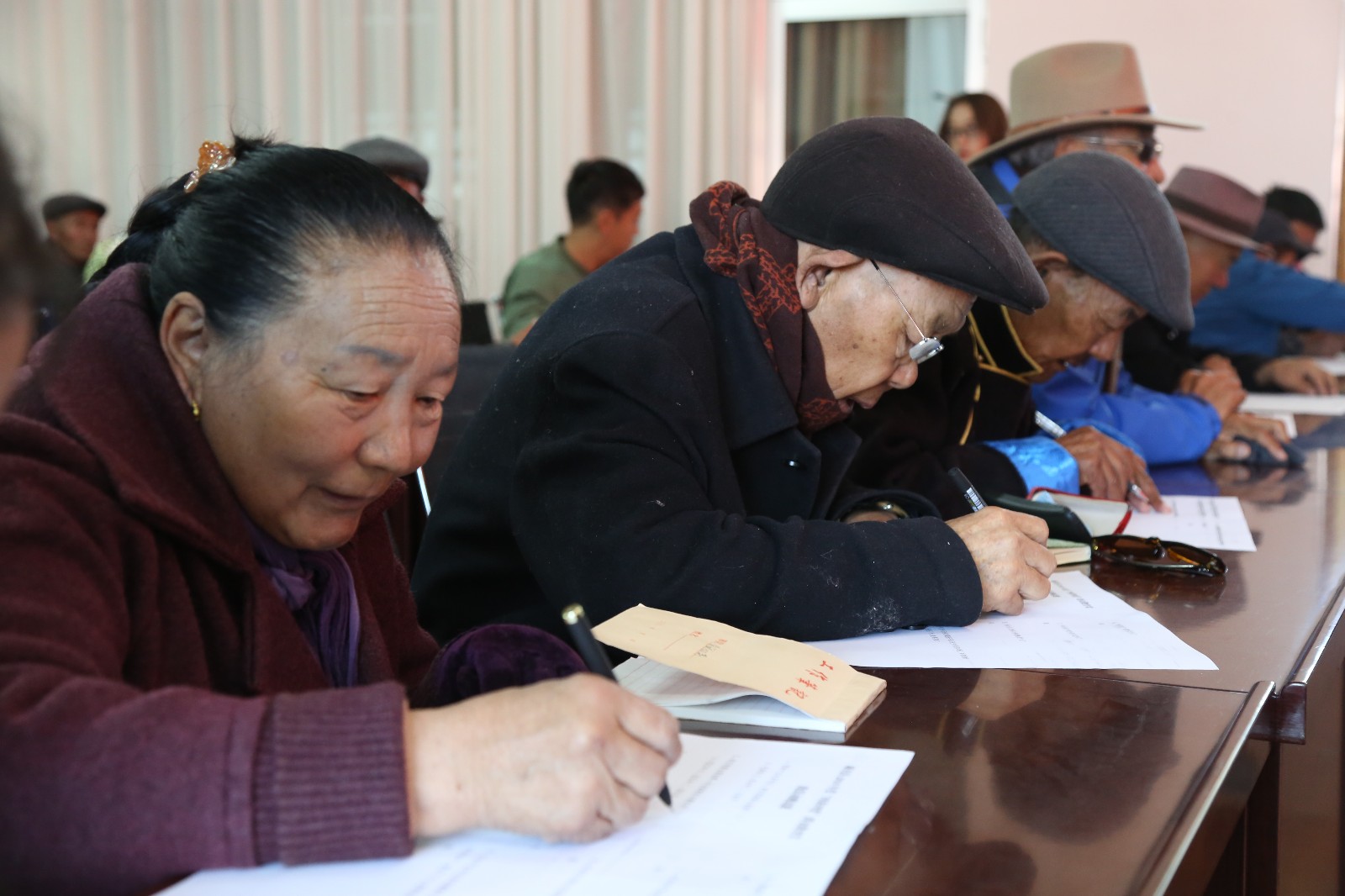 图4居民群众认真填写问答卡（封面图）.JPG